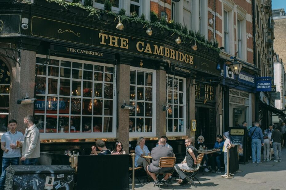 Imagem do restaurante londrinho, The Cambridge, para ilustrar conteúdo sobre a imersão cultural na culinária de Londres.