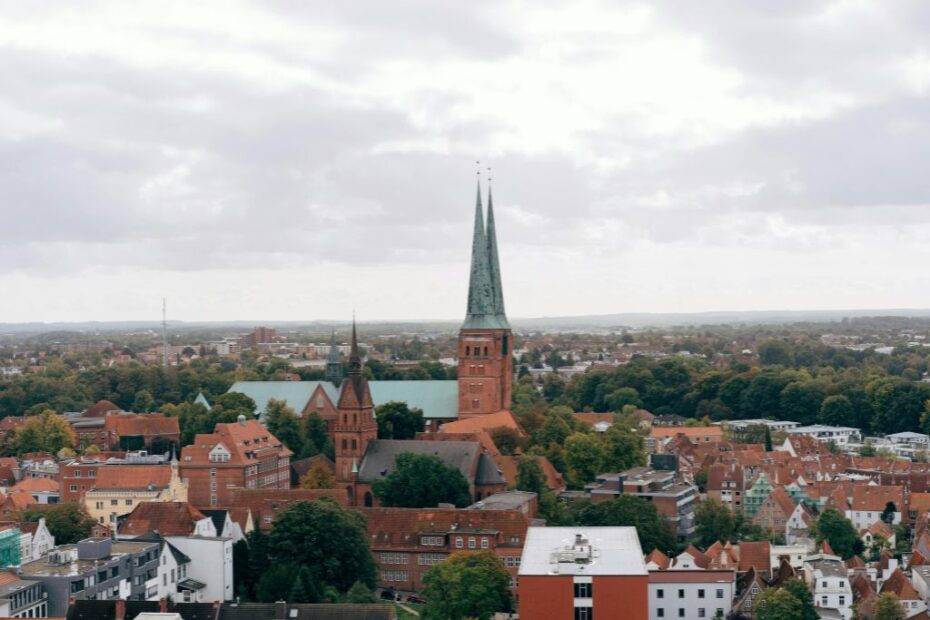 Imagem de Lübeck para ilustrar conteúdo sobre os Quatro motivos para obter a cidadania alemã em Lübeck.