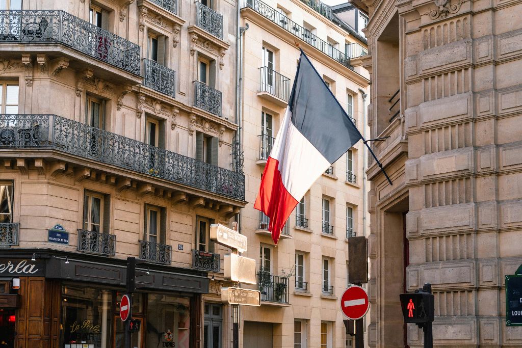 Imagem da bandeira francesa para ilustrar conteúdo sobre o francês já ter sido o idioma oficial da Inglaterra.