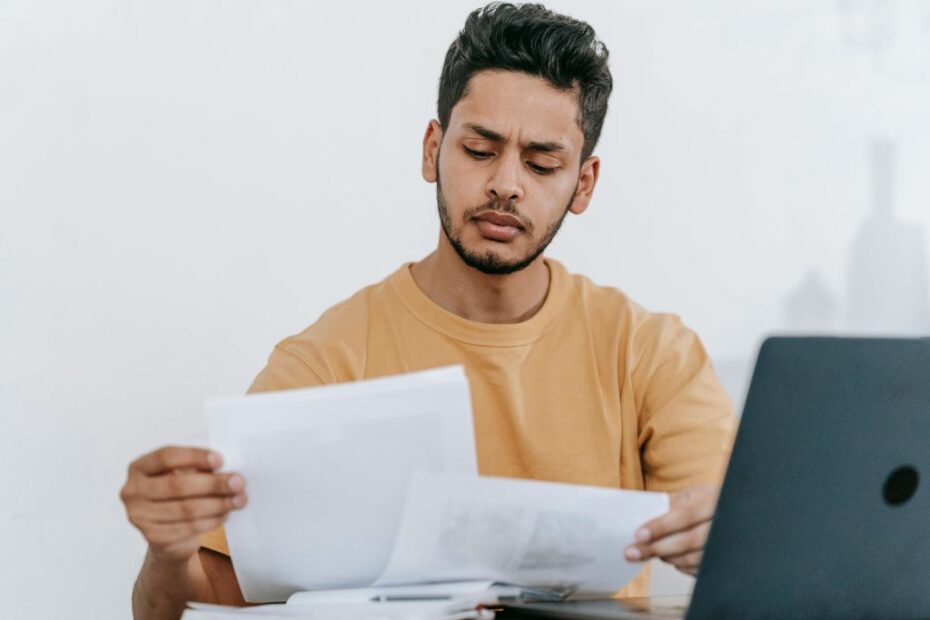 Imagem de homem revisando um texto sobre conteúdo que denominado de: entenda a importância da revisão textual