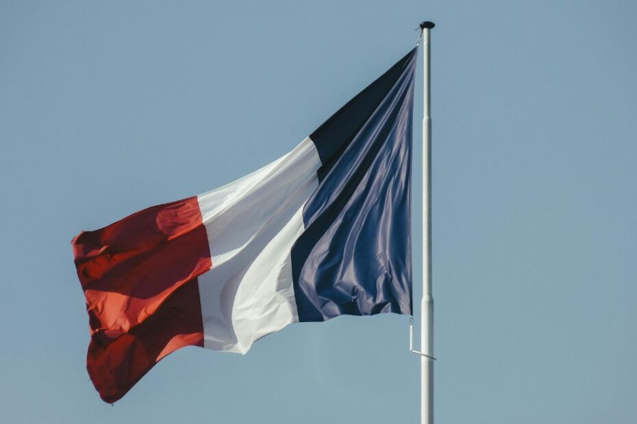 Imagem da bandeira da França para ilustrar conteúdo denominado: descubra cinco maravilhosos lugares em Paris.