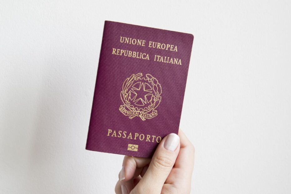 Imagem de um passaporte italiano para ilustrar conteúdo sobre cidadania italiana