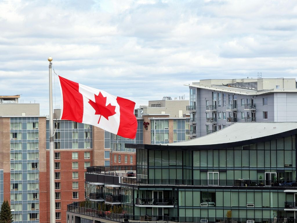 Imagem de bandeira canadense para ilustrar conteúdo sobre tradução juramentada para intercâmbio no Canadá