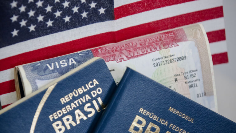 Passaporte brasileiro com fundo da america e visto americano