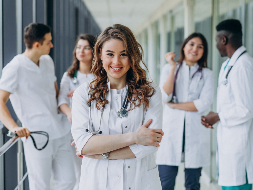 Imagem de profissionais para ilustrar conteúdo sobre o guia definitivo para médicos e enfermeiros trabalharem na Itália e Alemanha.