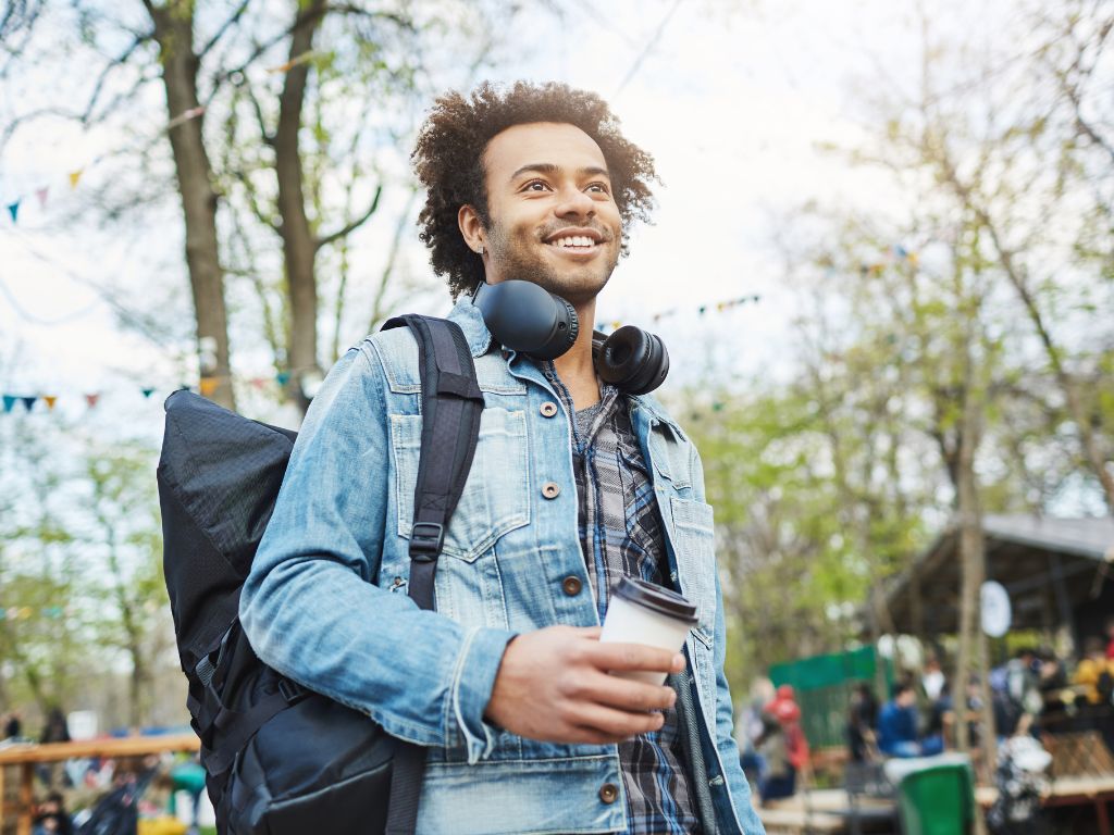 Imagem de estudante para ilustrar conteúdo sobre mestrado no exterior.