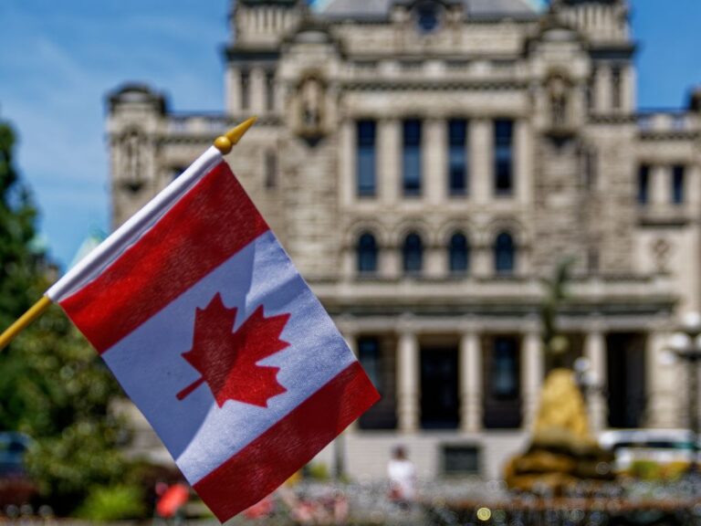 Imagem para ilustrar conteúdo sobre tradução juramentada de documentos para vistos canadenses.