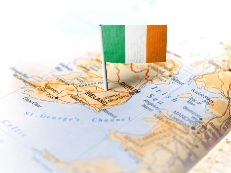 Imagem da bandeira do país para ilustrar conteúdo sobre o guia definitivo sobre os documentos necessários para estudar e trabalhar na Irlanda.